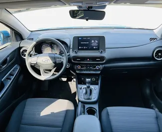 Innenraum von Hyundai Kona zur Miete in VAE. Ein großartiges 5-Sitzer Fahrzeug mit Automatisch Getriebe.