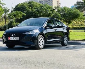Sprednji pogled najetega avtomobila Hyundai Accent v v Dubaju, ZAE ✓ Avtomobil #8286. ✓ Menjalnik Samodejno TM ✓ Mnenja 0.