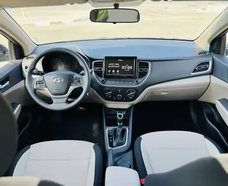 Interieur van Hyundai Accent te huur in de VAE. Een geweldige auto met 5 zitplaatsen en een Automatisch transmissie.