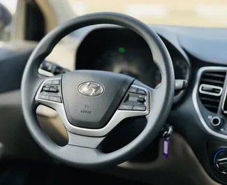 Hyundai Accent 2023 搭载 Front drive 系统，在迪拜 可用。