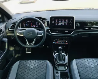 Interior do Volkswagen T-Roc para aluguer nos Emirados Árabes Unidos. Um excelente carro de 5 lugares com transmissão Automático.