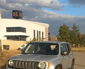 Vista frontal de un Jeep Renegade de alquiler en Tiflis, Georgia ✓ Coche n.º 8253. ✓ Automático TM ✓ 0 opiniones.