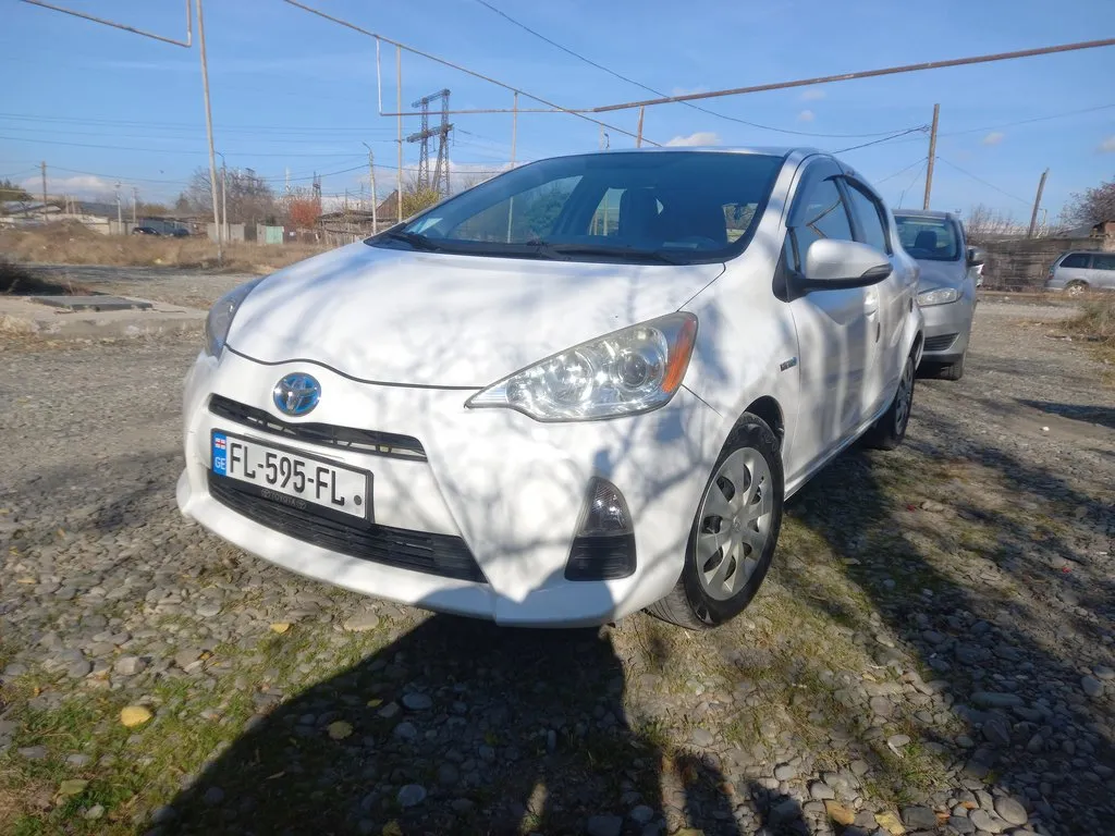 Аренда Toyota Prius C #8239 в Тбилиси, Грузия ➤ TakeCars.com