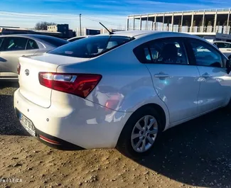 Kia Rio 2017 k dispozici k pronájmu na bělehradském letišti, s omezením ujetých kilometrů neomezené.