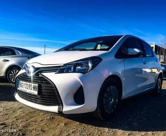 Vista frontal de um aluguel Toyota Yaris no aeroporto de Belgrado, Sérvia ✓ Carro #8447. ✓ Transmissão Manual TM ✓ 0 avaliações.