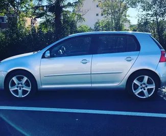 Vista frontal de un Volkswagen Golf 5 de alquiler en Tirana, Albania ✓ Coche n.º 8365. ✓ Automático TM ✓ 0 opiniones.