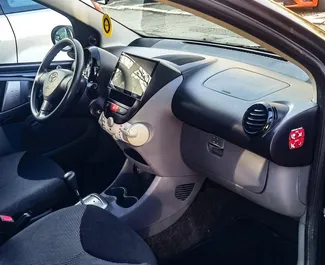 Toyota Aygo sisätila vuokrattavana Serbiassa. Erinomainen 5-paikkainen auto Automaattinen-vaihteistolla.