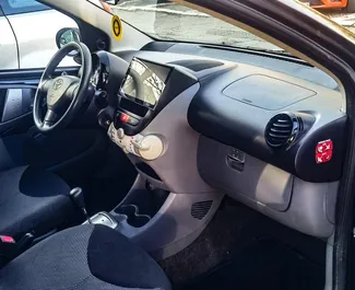 Toyota Aygo kiralama için Sırbistan'da iç mekanı. Harika bir 5 koltuklu araba, Otomatik şanzıman ile.