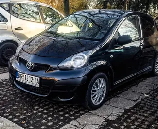 Frontvisning af en udlejnings Toyota Aygo i Beograds lufthavn, Serbien ✓ Bil #8367. ✓ Automatisk TM ✓ 3 anmeldelser.