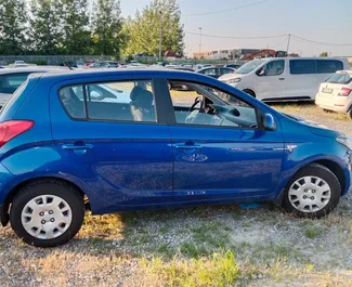 Vista frontal de un Hyundai i20 de alquiler en el aeropuerto de Belgrado, Serbia ✓ Coche n.º 8364. ✓ Manual TM ✓ 0 opiniones.