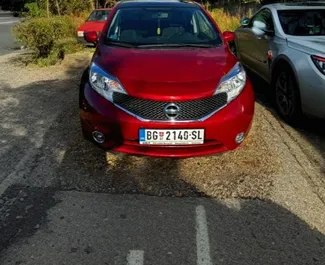 Sprednji pogled najetega avtomobila Nissan Note v na beograjskem letališču, Srbija ✓ Avtomobil #8371. ✓ Menjalnik Samodejno TM ✓ Mnenja 0.