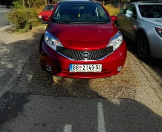 Vista frontal de um aluguel Nissan Note no aeroporto de Belgrado, Sérvia ✓ Carro #8371. ✓ Transmissão Automático TM ✓ 0 avaliações.