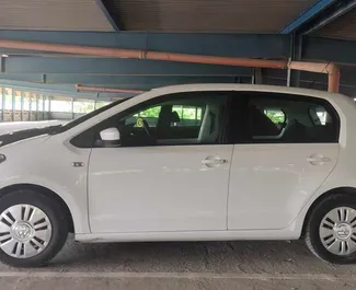 Volkswagen Up 2019 vuokrattavissa Belgradin lentoasemalla, rajoittamaton kilometrin rajalla.