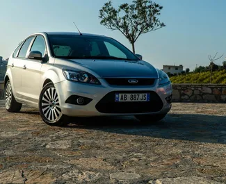 Sprednji pogled najetega avtomobila Ford Focus v v mestu Durres, Albanija ✓ Avtomobil #8213. ✓ Menjalnik Samodejno TM ✓ Mnenja 0.