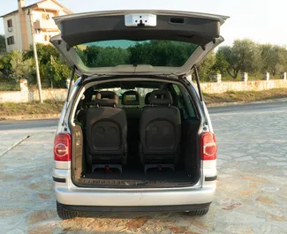 Alquiler de Volkswagen Sharan. Coche Confort, Monovolumen para alquilar en Albania ✓ Depósito de 100 EUR ✓ opciones de seguro TPL, Robo, En el extranjero, Joven.