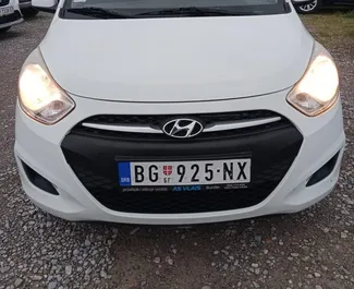 Přední pohled na pronájem Hyundai i10 na bělehradském letišti, Srbsko ✓ Auto č. 8369. ✓ Převodovka Manuální TM ✓ Recenze 0.