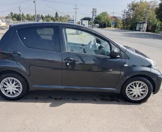 Toyota Aygo nuoma. Ekonomiškas automobilis nuomai Serbijoje ✓ Depozitas 200 EUR ✓ Draudimo pasirinkimai: CDW, Vagystė, Užsienyje, Jaunimas.