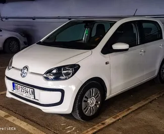 レンタルのVolkswagen Up!の正面ビュー、ベオグラード空港にて, セルビア ✓ 車両番号#8370。✓ マニュアルトランスミッション ✓ 0のレビュー。