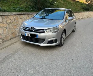 Frontvisning av en leiebil Citroen C4 i Durres, Albania ✓ Bil #8496. ✓ Manuell TM ✓ 3 anmeldelser.