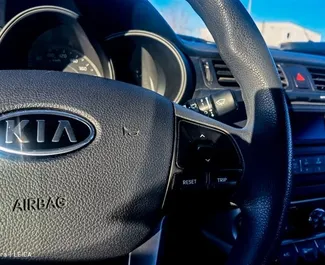 داخلية Kia Rio للإيجار في في صربيا. سيارة رائعة بـ 5 مقاعد وناقل حركة يدوي.