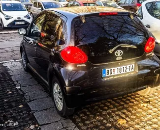 Toyota Aygo 2018 διαθέσιμο για ενοικίαση στο αεροδρόμιο του Βελιγραδίου, με όριο χιλιομέτρων απεριόριστο.