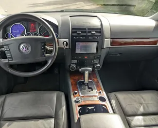 Volkswagen Touareg noma. Komforta, Premium, SUV automašīna nomai Albānijā ✓ Depozīts 100 EUR ✓ Apdrošināšanas iespējas: TPL, CDW, SCDW, FDW, Krāpšana.