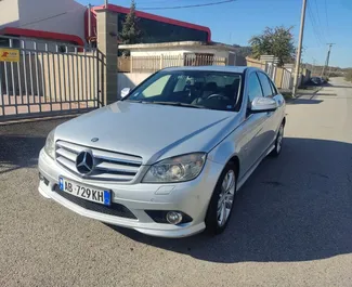 Predný pohľad na prenajaté auto Mercedes-Benz C220 d v v Tirane, Albánsko ✓ Auto č. 8252. ✓ Prevodovka Automatické TM ✓ Hodnotenia 0.