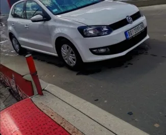 Predný pohľad na prenajaté auto Volkswagen Polo v na letisku Belehrad, Srbsko ✓ Auto č. 8448. ✓ Prevodovka Manuálne TM ✓ Hodnotenia 0.