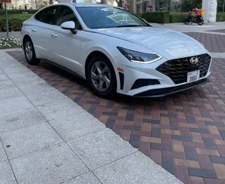 Vista frontal de un Hyundai Sonata de alquiler en Dubai, EAU ✓ Coche n.º 5741. ✓ Automático TM ✓ 0 opiniones.