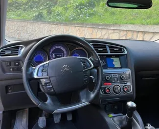 Citroen C4 location. Confort, Crossover Voiture à louer en Albanie ✓ Sans dépôt ✓ RC, CDW, SCDW, Frontière options d'assurance.