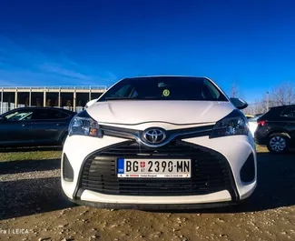 Autóbérlés Toyota Yaris #8447 Kézi a belgrádi repülőtéren, 1,0L motorral felszerelve ➤ Suzana-től Szerbiában.