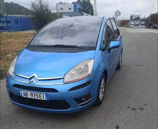 Vooraanzicht van een huurauto Citroen C4 Picasso in Tirana, Albanië ✓ Auto #8421. ✓ Transmissie Handmatig TM ✓ 0 beoordelingen.