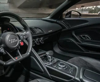 Interior do Audi R8 Cabrio para aluguer nos Emirados Árabes Unidos. Um excelente carro de 2 lugares com transmissão Automático.