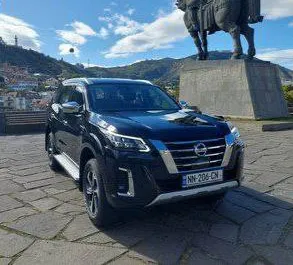 Predný pohľad na prenajaté auto Nissan X-Terra v v Tbilisi, Georgia ✓ Auto č. 8142. ✓ Prevodovka Automatické TM ✓ Hodnotenia 0.