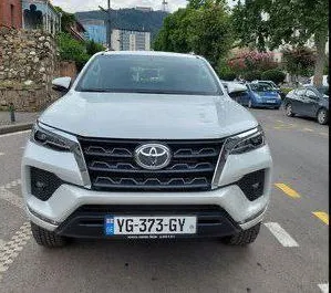 Vue de face d'une location Toyota Fortuner à Tbilissi, Géorgie ✓ Voiture #8140. ✓ Automatique TM ✓ 0 avis.