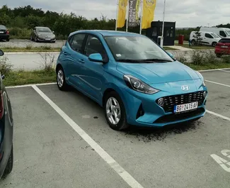 Vista frontal de un Hyundai i10 de alquiler en el aeropuerto de Belgrado, Serbia ✓ Coche n.º 8247. ✓ Automático TM ✓ 1 opiniones.