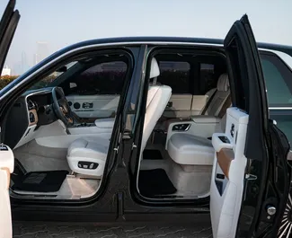 Motor Benzín 6,7L Rolls-Royce Cullinan 2021 k pronájmu v Dubaji.