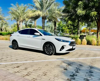 Auto rentimine JAC J7 #8317 Automaatne Dubai Al Maktoumi lennujaamas, varustatud 1,5L mootoriga ➤ Mikaellt AÜEs.