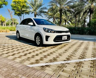 Vista frontal de un Kia Pegas de alquiler en el aeropuerto Al Maktoum de Dubai, EAU ✓ Coche n.º 8318. ✓ Automático TM ✓ 1 opiniones.