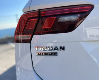 Volkswagen Tiguan 2019 automašīnas noma Melnkalnē, iezīmes ✓ Dīzeļdegviela degviela un 150 zirgspēki ➤ Sākot no 50 EUR dienā.