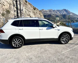 Vista frontal de um aluguel Volkswagen Tiguan em Rafailovici, Montenegro ✓ Carro #8262. ✓ Transmissão Automático TM ✓ 1 avaliações.