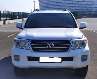 Vista frontal de um aluguel Toyota Land Cruiser 200 em Baku, Azerbaijão ✓ Carro #8182. ✓ Transmissão Automático TM ✓ 0 avaliações.