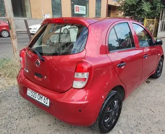 Vista frontal de un Nissan Micra de alquiler en Ereván, Armenia ✓ Coche n.º 6772. ✓ Manual TM ✓ 0 opiniones.