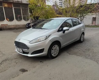 Sprednji pogled najetega avtomobila Ford Fiesta v v Erevanu, Armenija ✓ Avtomobil #6782. ✓ Menjalnik Samodejno TM ✓ Mnenja 0.