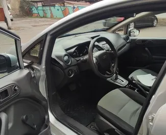 Interiøret til Ford Fiesta til leie i Armenia. En flott 4-seters bil med Automatisk-gir.