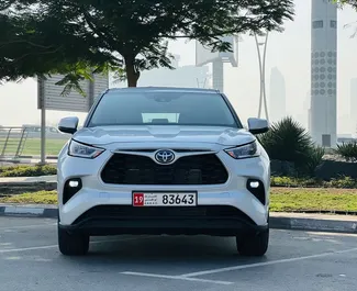 تأجير سيارة Toyota Highlander Hybrid رقم 8426 بناقل حركة أوتوماتيكي في في دبي، مجهزة بمحرك 2,5 لتر ➤ من سارة في في الإمارات العربية المتحدة.