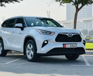 Frontvisning af en udlejnings Toyota Highlander Hybrid i Dubai, De Forenede Arabiske Emirater ✓ Bil #8426. ✓ Automatisk TM ✓ 2 anmeldelser.