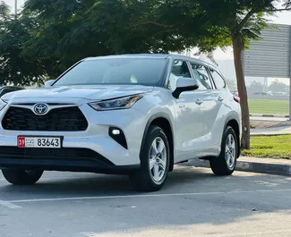 아랍에미리트에서에서 대여하는 Toyota Highlander Hybrid 2023 차량, 특징: ✓Petrol 연료 및 195마력 ➤ 하루 170 AED부터 시작.