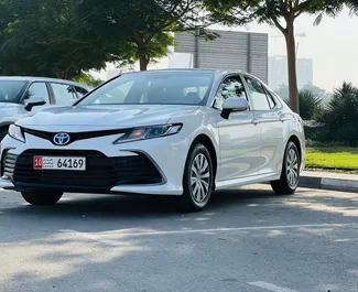 レンタルのToyota Camryの正面ビュー、ドバイにて, アラブ首長国連邦 ✓ 車両番号#8424。✓ 自動トランスミッション ✓ 0のレビュー。