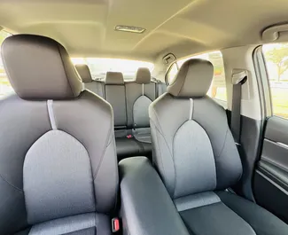 Interior de Toyota Camry para alquilar en los EAU. Un gran coche de 5 plazas con transmisión Automático.